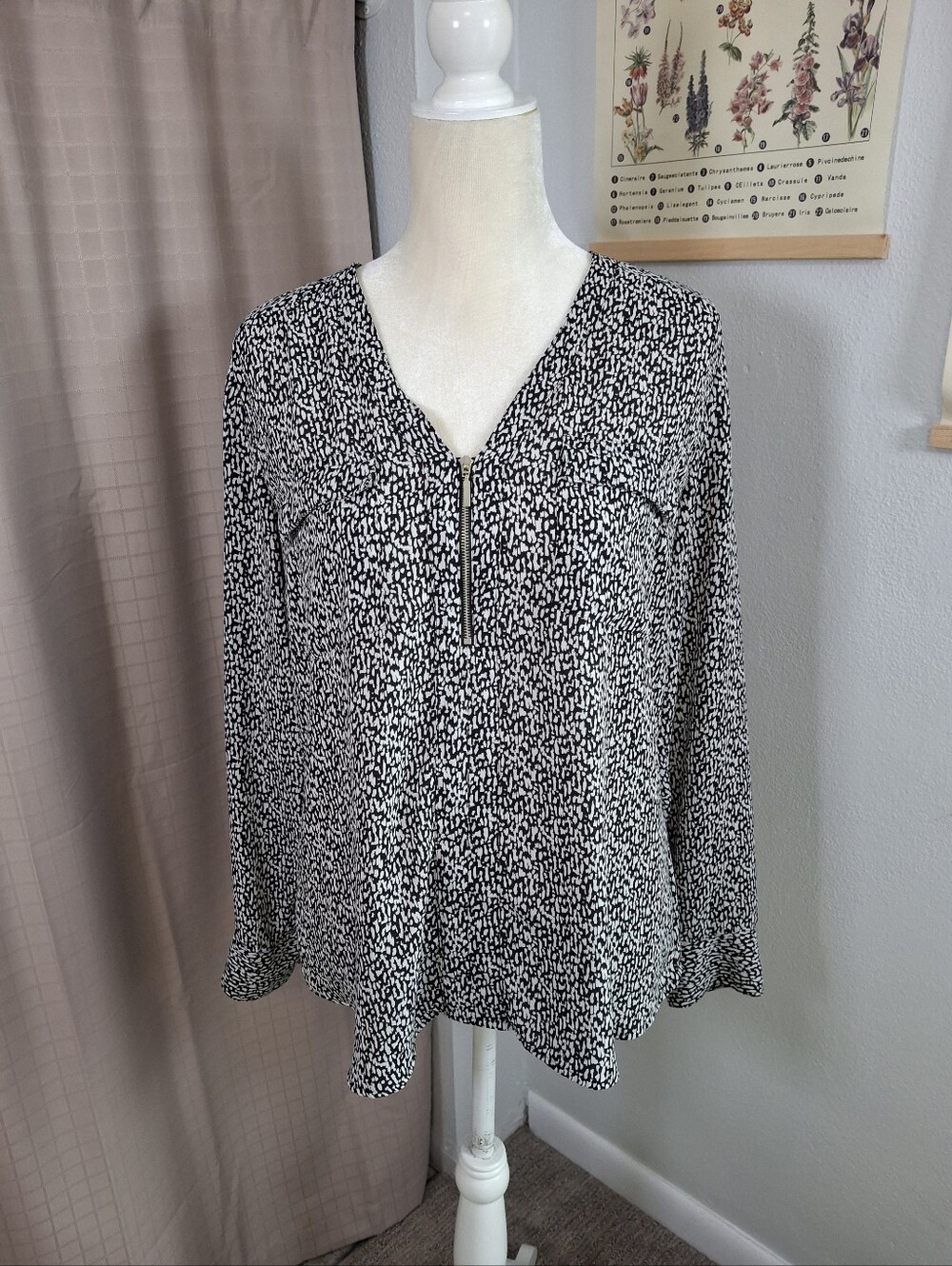 Express V Neck Zippered Front Tab Sleeve Blouse Black White Print Size Large